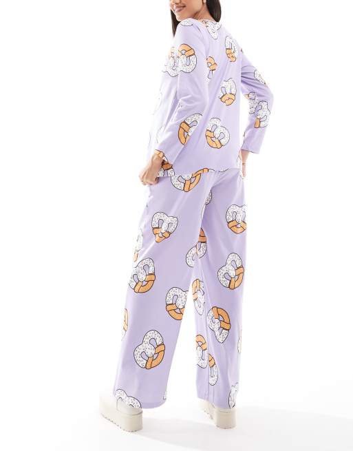 Pijama lila de pantalones y top de manga larga con estampado de pretzels de ASOS DESIGN Maternity, 2 de 4