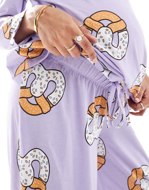 Pijama lila de pantalones y top de manga larga con estampado de pretzels de ASOS DESIGN Maternity, 3 de 4