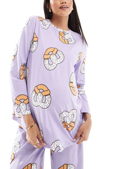 Pijama lila de pantalones y top de manga larga con estampado de pretzels de ASOS DESIGN Maternity, 4 de 4