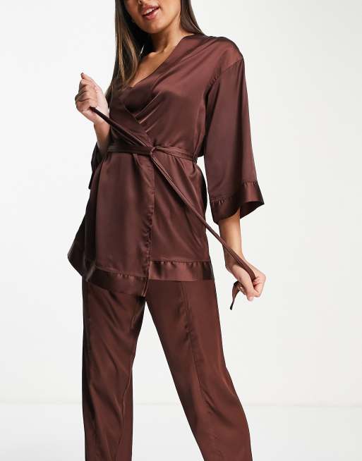 Pijama marrón chocolate con pantalones, bralette y batín de satén de ASOS DESIGN, 4 de 4