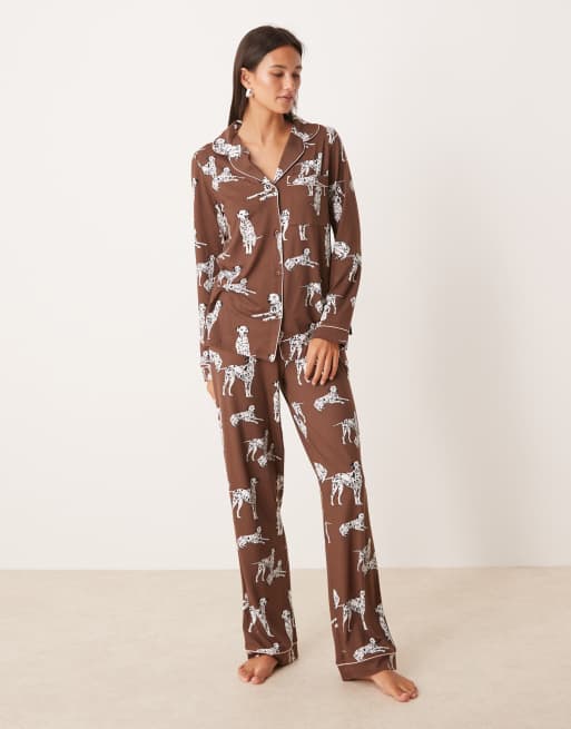 Pijama marrón chocolate de pantalones y camisa de manga larga con estampado de dálmatas y cuello de solapas exclusivo de Chelsea Peers