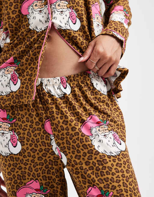 Pijama marrón con estampado de leopardo y Papá Noel para Navidad de Urban Threads Petite, 4 de 4