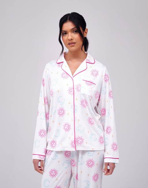 Pijama multicolor con estampado cósmico y cuello de solapas de punto muy suave de Loungeable, 2 de 4