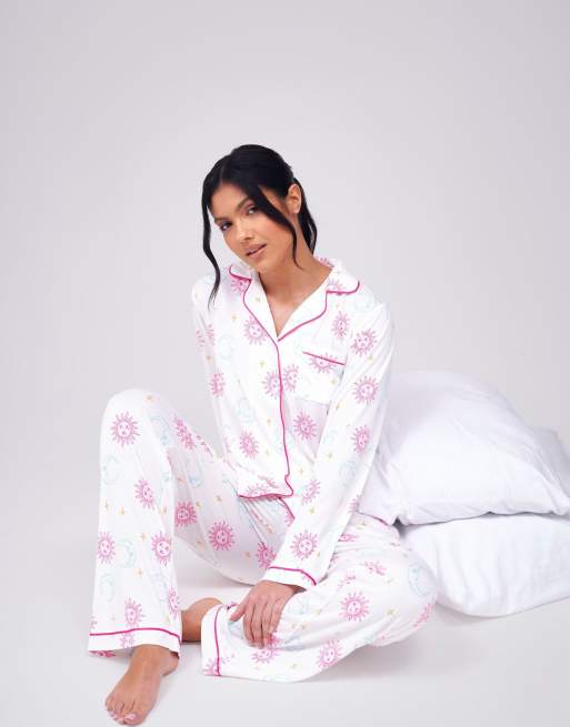 Pijama multicolor con estampado cósmico y cuello de solapas de punto muy suave de Loungeable, 3 de 4