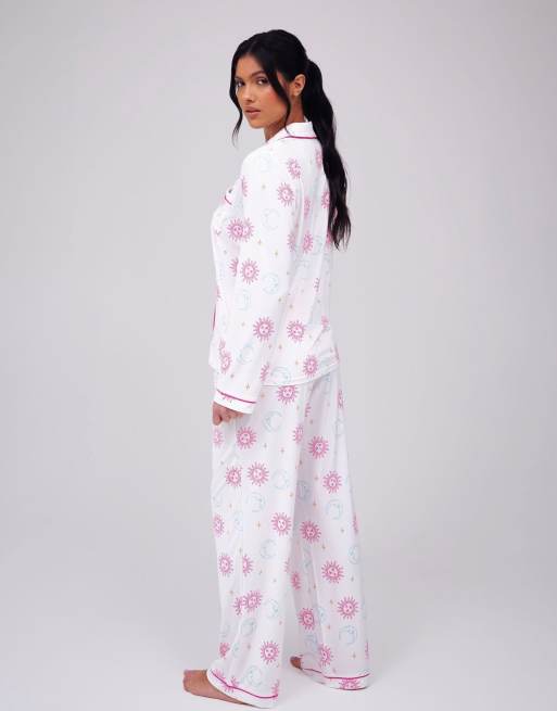 Pijama multicolor con estampado cósmico y cuello de solapas de punto muy suave de Loungeable, 4 de 4