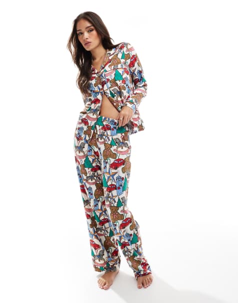 Pijama multicolor de pantalones y top de manga larga con solapas y estampado de juguetes y adornos de Navidad de poliéster satinado de Chelsea Peers - view 1