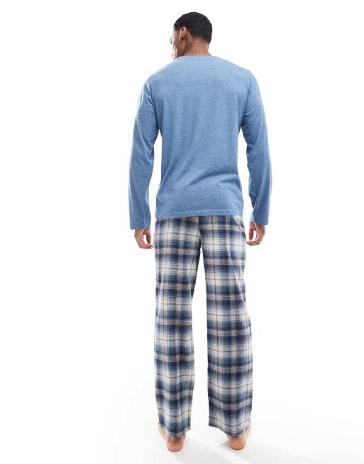 Pijama negra de top a rayas y pantalones a cuadros de felpa de Loungeable, 2 de 4