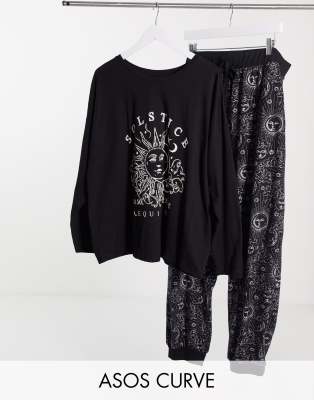 Pijama negro con camiseta con sisa amplia caída y joggers con bajo ajustado y estampado de astrología de ASOS DESIGN Curve