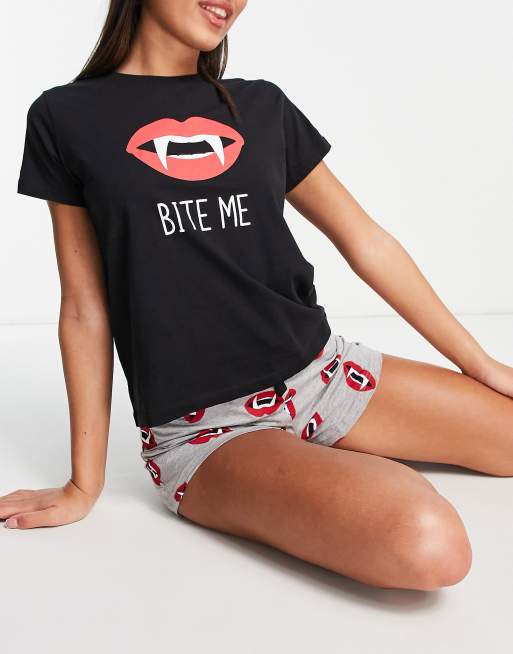 Pijama negro con estampado "Bite me" de Halloween de Threadbare, 3 de 4