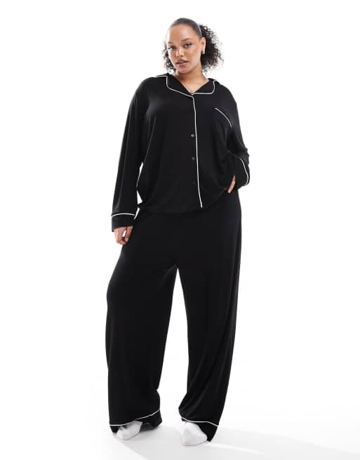 Pijama negro de camisa de manga larga y pantalones con ribetes en contraste de tejido supersuave de ASOS DESIGN Curve
