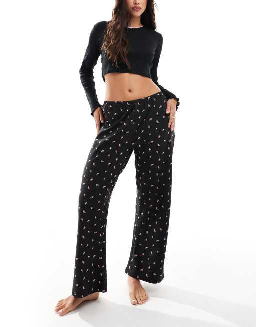 Pijama negro de top de punto pointelle y pantalones con estampado de rosas de Wednesday's Girl