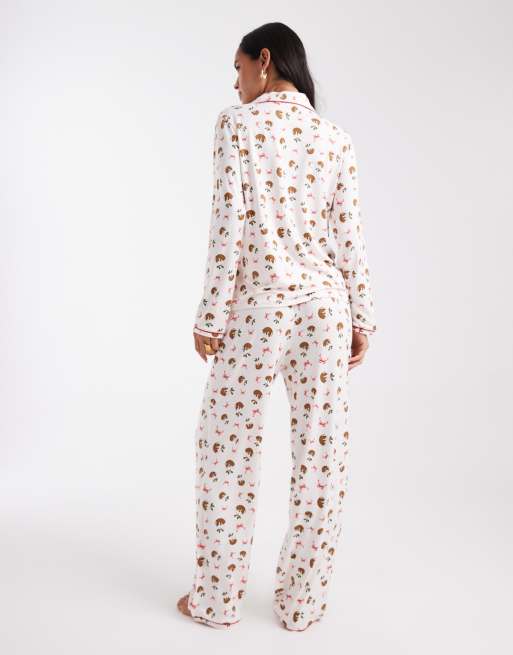 Pijama para Navidad de pantalones y camisa de manga larga con cuello de solapas y estampado de postres navideños de Urban Threads, 3 de 4