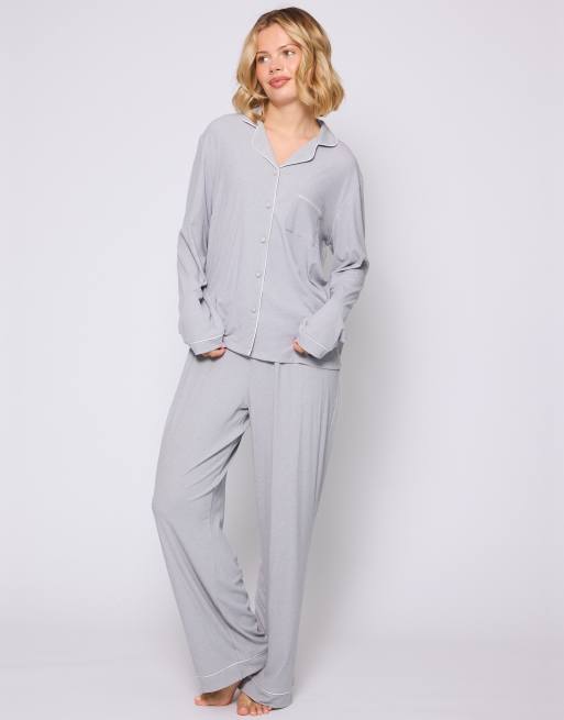 Pijama plateado clásico de camisa de manga larga y pantalones largos de canalé de Loungeable , 2 de 5