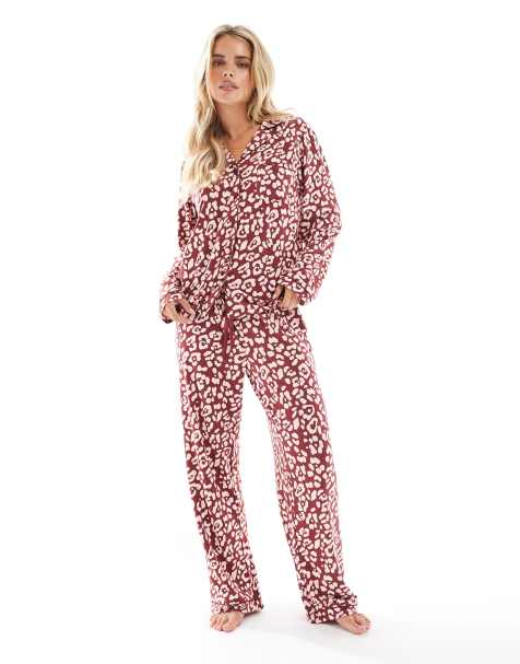 Pijama rojo con estampado de leopardo, cuello de solapas y detalle de ribetes de tejido suave de punto liso de Loungeable Petite - view 1
