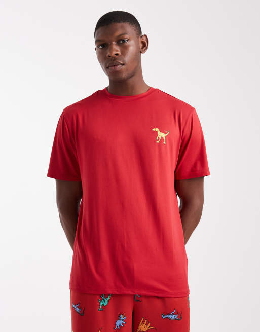 Pijama rojo de camiseta y pantalones con estampado de dinosaurios de Urban Threads, 2 de 4