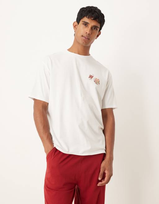 Pijama rojo para Navidad con estampado gráfico de personajes de ASOS DESIGN, 3 de 4