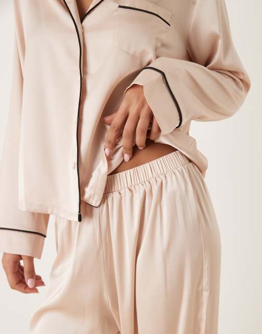 Pijama rosa champán extragrande de camisa y pantalones de satén de ASOS DESIGN, 3 de 4