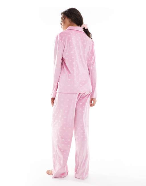 Pijama rosa con patrón de corazones de pantalones de pernera ancha y top con cuello de solapas de velour de Loungeable, 3 de 4