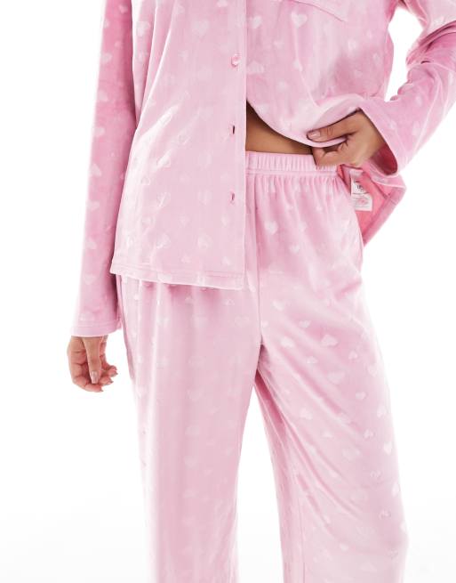 Pijama rosa con patrón de corazones de pantalones de pernera ancha y top con cuello de solapas de velour de Loungeable, 4 de 4