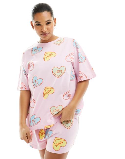 Pijama rosa de camiseta extragrande y pantalones cortos con estampado de corazones de ASOS DESIGN Curve