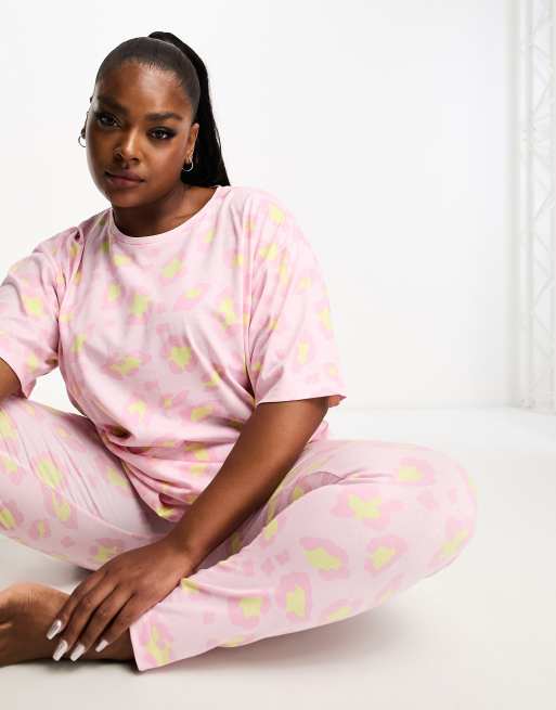 Pijama rosa de leggings y camiseta extragrande con estampado animal exclusivo de ASOS DESIGN Curve