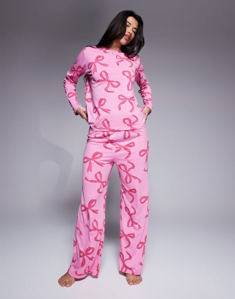 Pijama rosa de pantalones y top de manga larga con estampado de lazos de In The Style - view 1