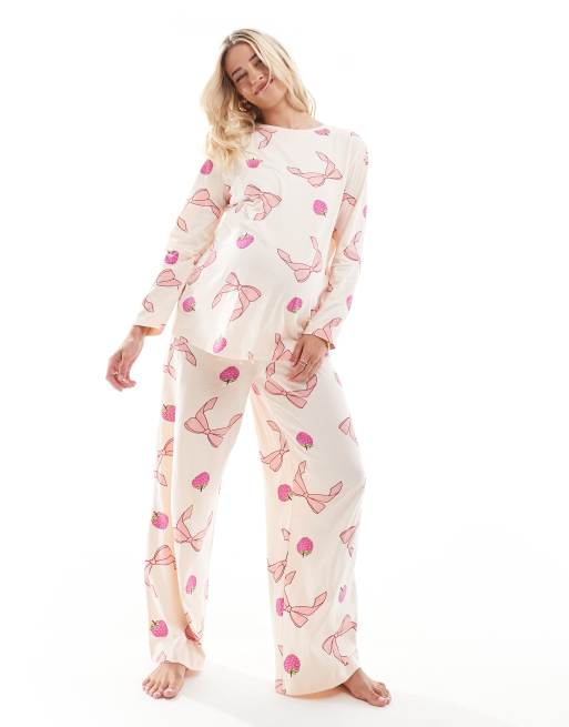 Pijama rosa de pantalones y top de manga larga con estampado de lazos y frutas de ASOS DESIGN Maternity, 2 de 4