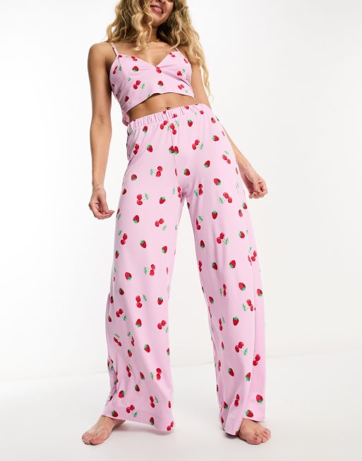 Pijama rosa de top corto tipo bralette con estampado de cerezas pequeñas de Chelsea Peers