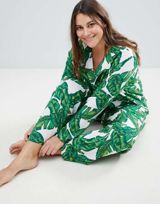 Pijama tradicional con camisa y pantalones de modal 100 con diseno de hojas de platano de ASOS DESIGN Curve ASOS