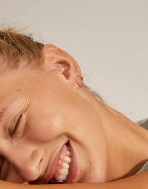 Pilgrim – Eddy – Guldpläterade, extra små creoler med naturlig form - view 1