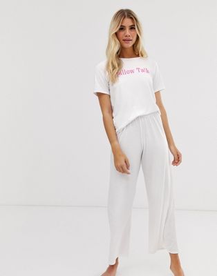 Pillow talk-sæt med t-shirt og pyjamasbukser fra Adolescent Clothing-Hvid
