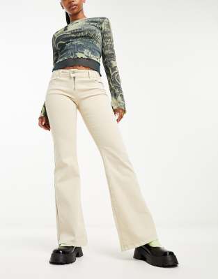 Pimkie - Ausgestellte Jeans in Beige mit niedrigem Bund-Neutral