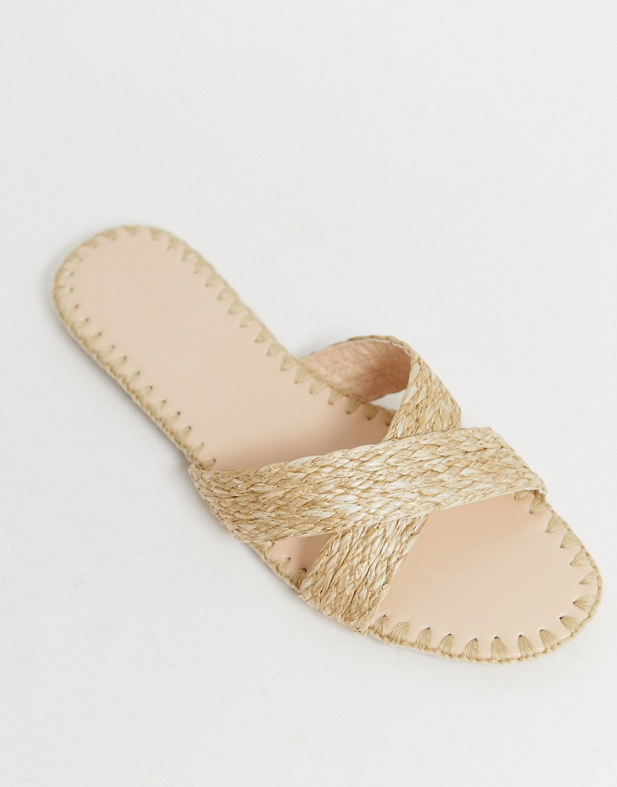 Pimkie – Beige platta sandaler i raffia med korsade remmar