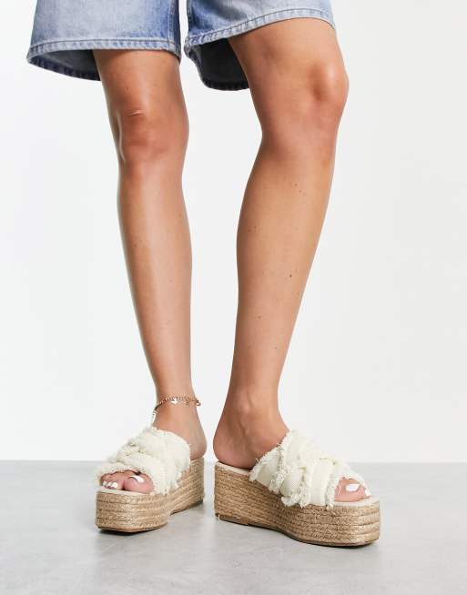 Pimkie - Cremehvide slidte flatform-sandaler med krydsremme