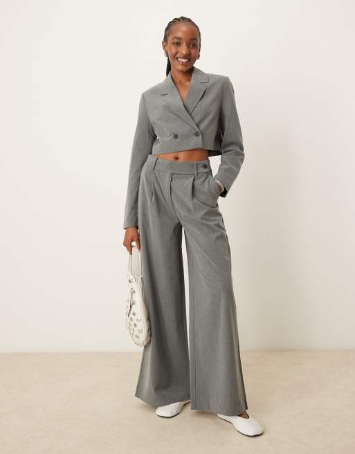Pimkie - Elegante broek met wijde pijpen en knoop aan de taille in grijs met krijtstreep, deel van co-ord set