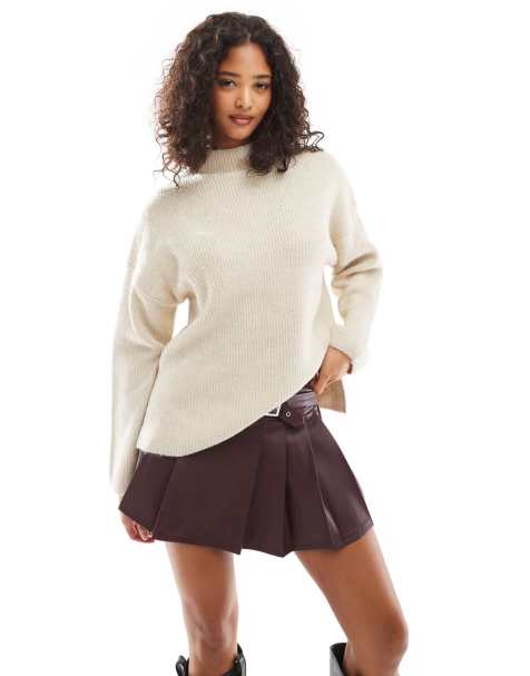 Pimkie – Hochgeschlossener Strickpullover in Beige mit Seitenschlitz - view 1