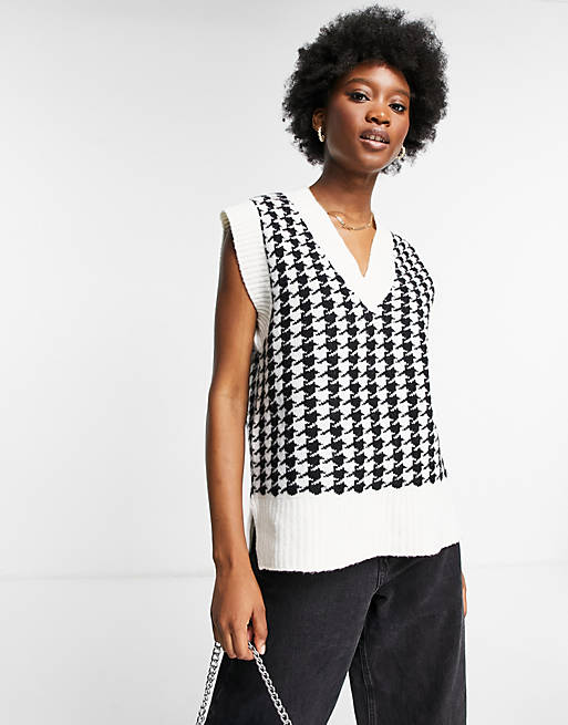 Pimkie houndstooth vest in with contrast tipping black