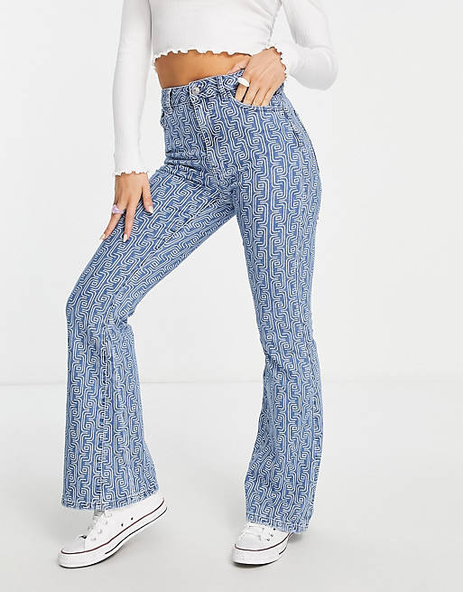 Pimkie - Jeans a zampa blu con dettaglio con stampa grafica 
