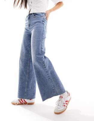 Pimkie - Jeans in hellblauer Waschung mit weitem Schnitt