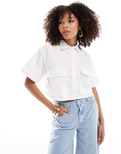 Pimkie – Kurzärmlige Hemdbluse in Weiß mit Taschendetail und kurzem Schnitt
