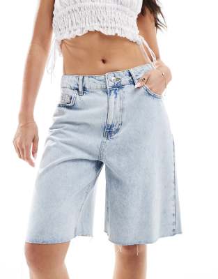 Pimkie - Lang geschnittene Bermuda-Shorts aus Denim in verblichener blauer Waschung