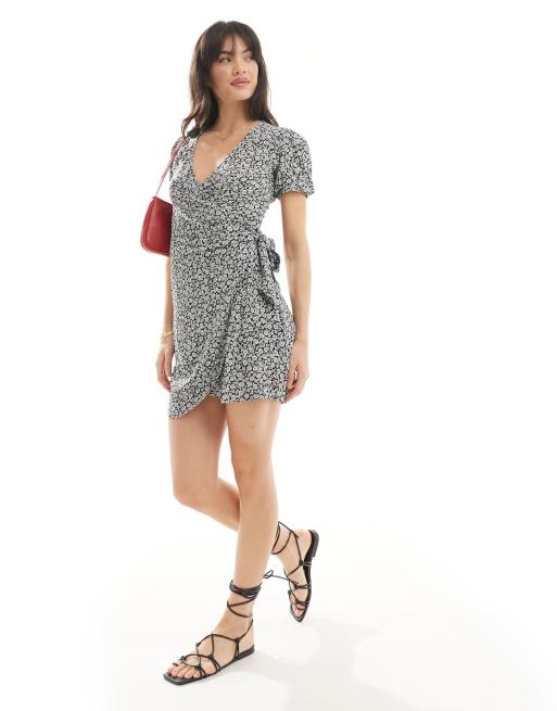 Pimkie – Mini-Wickelkleid in Schwarz mit seitlichem Bindedetail und Blumenmuster