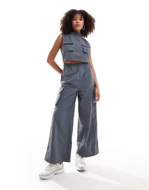 Pimkie - Mouwloze utility jumpsuit met opening en wijde pijpen in donkergrijs