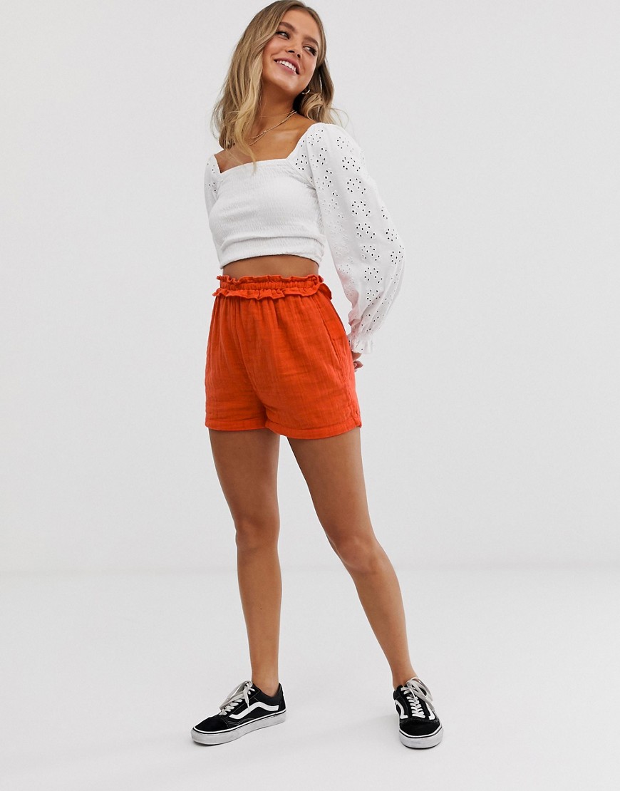 Pimkie – Orange shorts med volang upptill