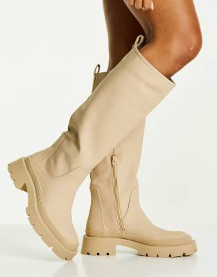 Pimkie - Platte laarzen met dikke zool in beige | ASOS