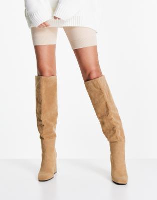 Pimkie - Ruimvallende over-de-knie laarzen van imitatiesuède in beige | ASOS