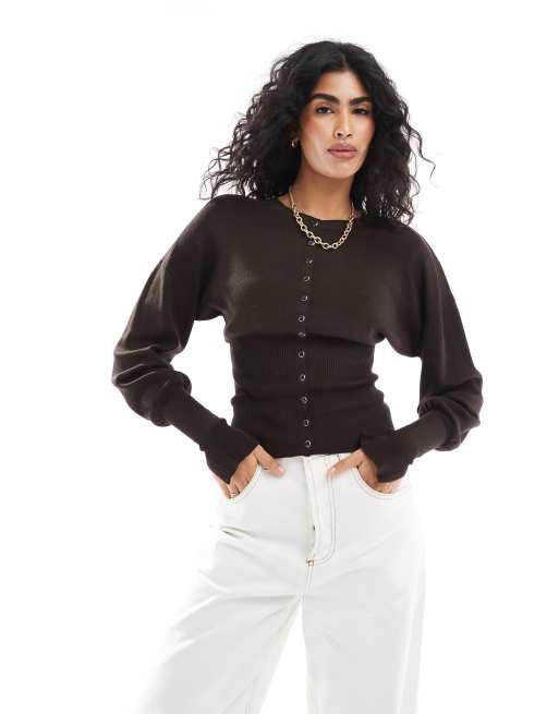 Pimkie – Strickjacke in Schokobraun mit Struktur, geripptem Detail, Knopfleiste und breiten Manschetten