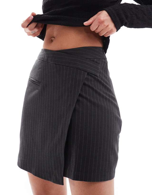 Pimkie - wrap detail mini skirt in charcoal pinstripe