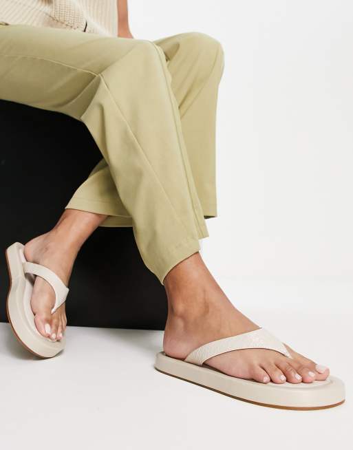 Pimkie – Zehenstegsandalen in Kroko-Taupe mit flacher Plateausohle