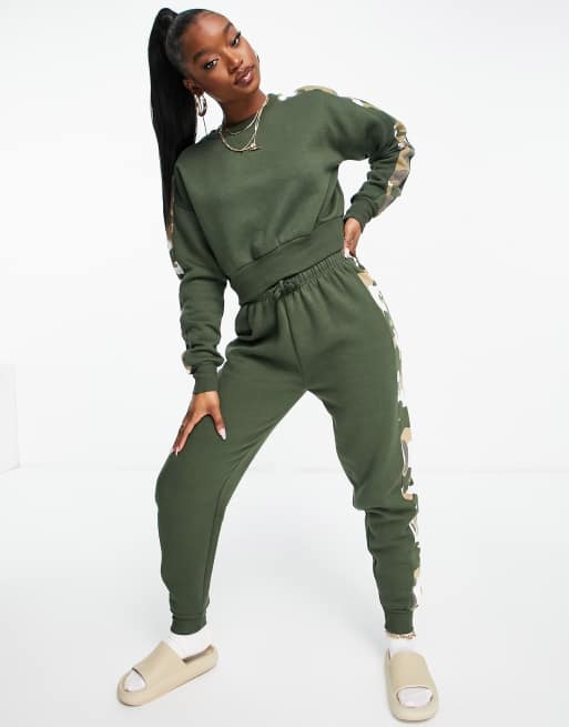 Pindydoll - Set van sweatshirt en joggingbroek met camouflage-streep in kaki